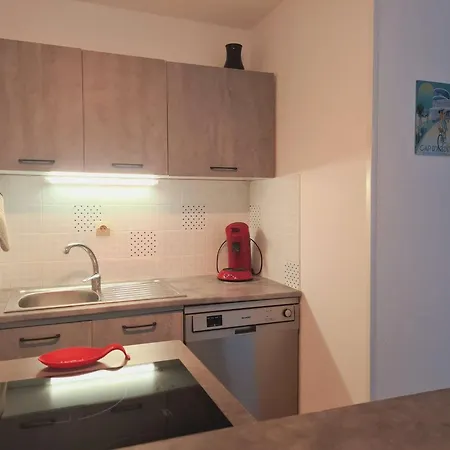 2p Cabine, 6 Couchages, Climatise, Piscine, A 150m De La Et 500m Des Commerces - Fr-1-249-141 Agde