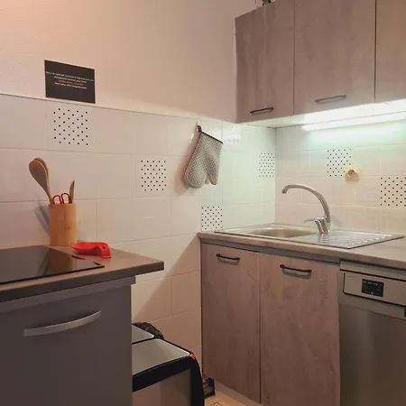 Apartmán 2p Cabine, 6 Couchages, Climatise, Piscine, A 150m De La Et 500m Des Commerces - Fr-1-249-141 *