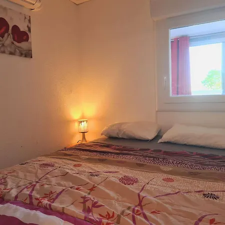Apartmán 2p Cabine, 6 Couchages, Climatise, Piscine, A 150m De La Et 500m Des Commerces - Fr-1-249-141