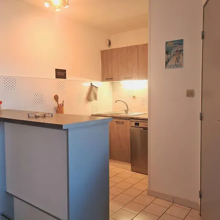 2p Cabine, 6 Couchages, Climatise, Piscine, A 150m De La Et 500m Des Commerces - Fr-1-249-141